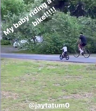 人生贏家啊！23歲的Tatum帶著兒子騎單車