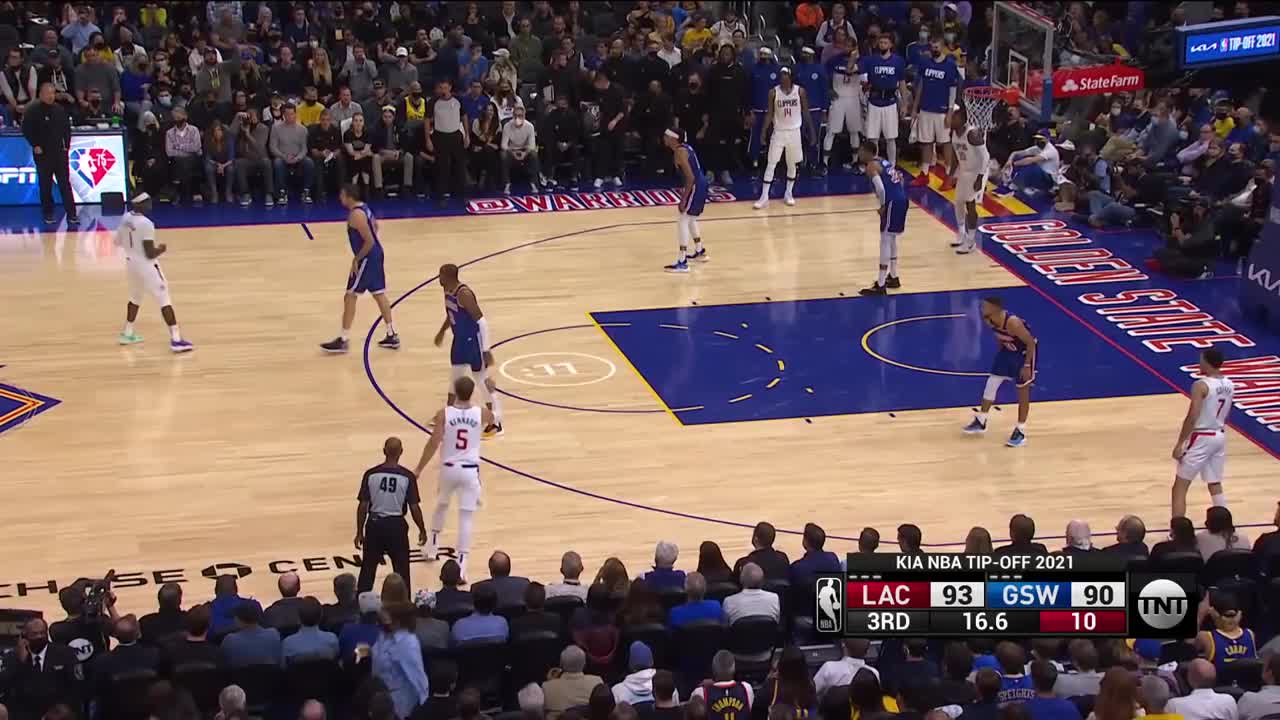 Curry只是隨手一拋，籃球空心入網！